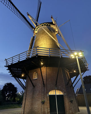 De molen ziet er prachtig uit in het licht