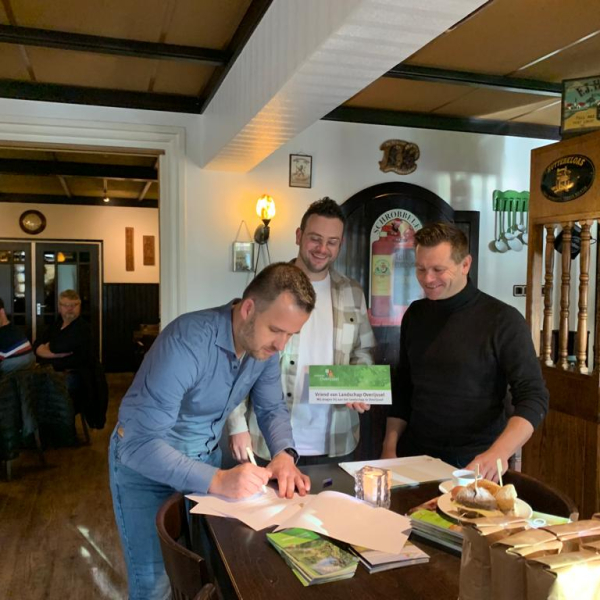 René Averesch en Tom Duijn van D&A Licht tekenen Vrienden overeenkomst