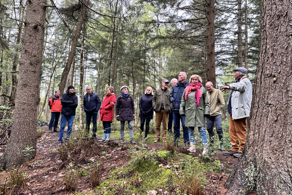 Op de rand van een splitterbox bij de Fliegerhorst Twente