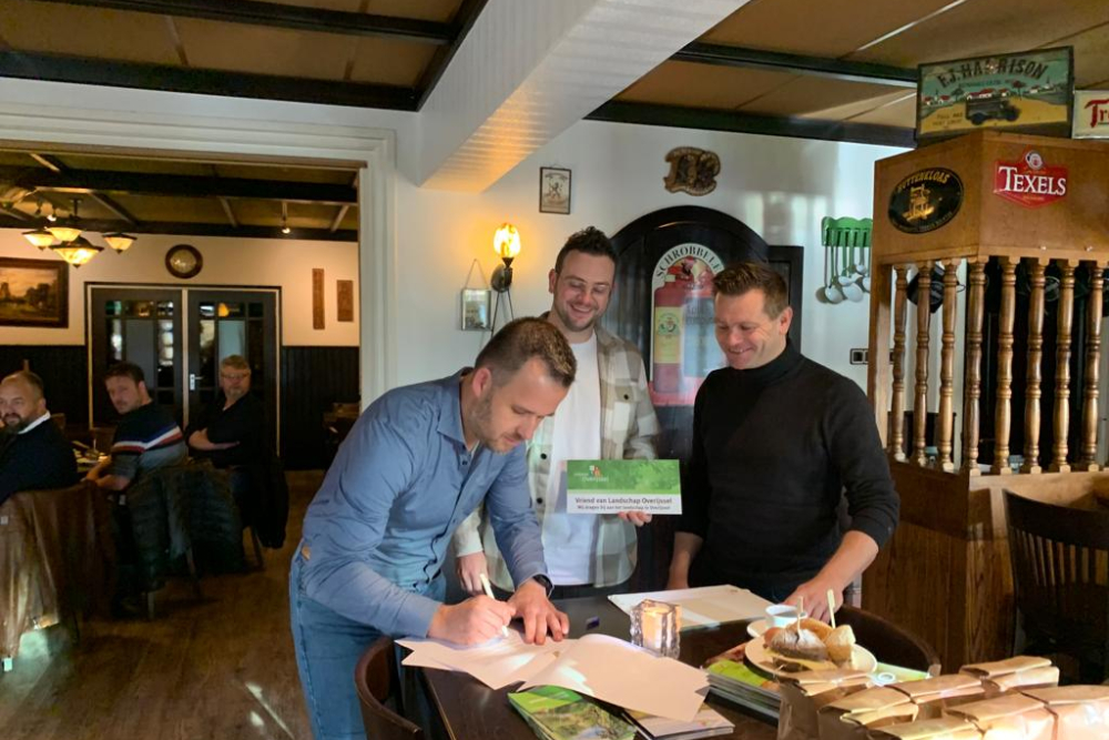René Averesch en Tom Duijn van D&A Licht tekenen Vrienden overeenkomst