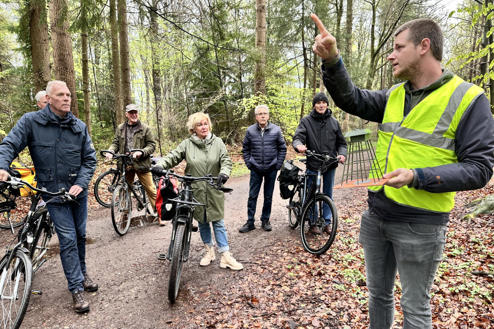 UItleg tijdens de fietsexcursie Fliegerhorst