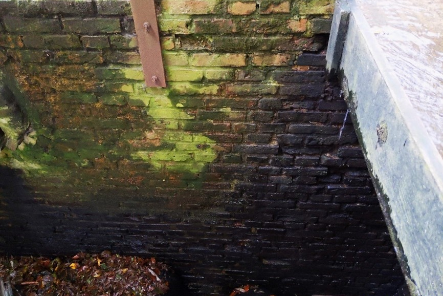 Bels - schade metselwerk naast waterbak