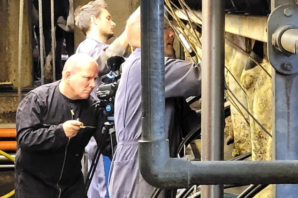 Tienes Bouwman filmt op Erf1 (Kampereiland)