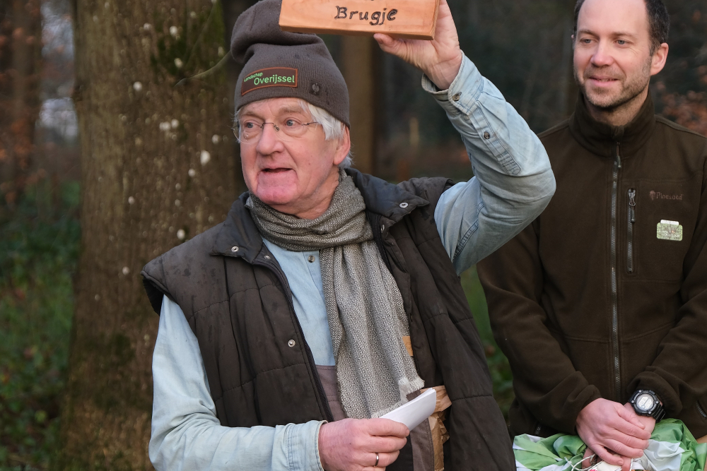 Evert Jan toont naambordje driepuntsbrug