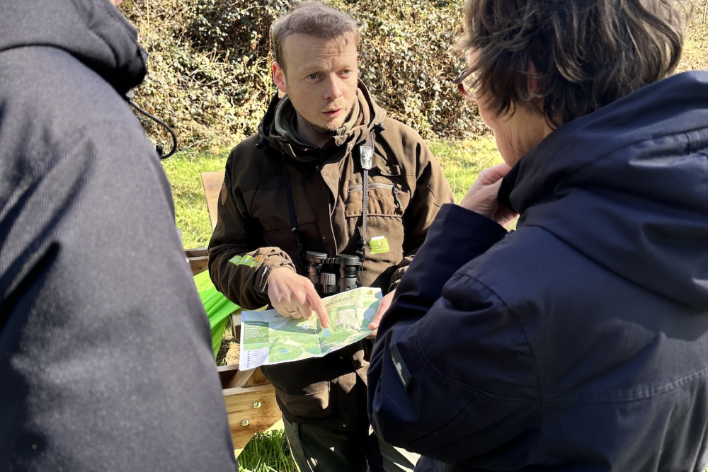 Onderweg langs de uitgezette wandeling is er uitleg