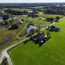 Luchtfoto van een doorbraak in de rivier met omliggende bebouwing