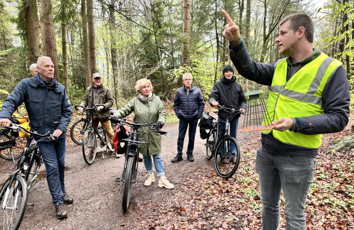 UItleg tijdens de fietsexcursie Fliegerhorst