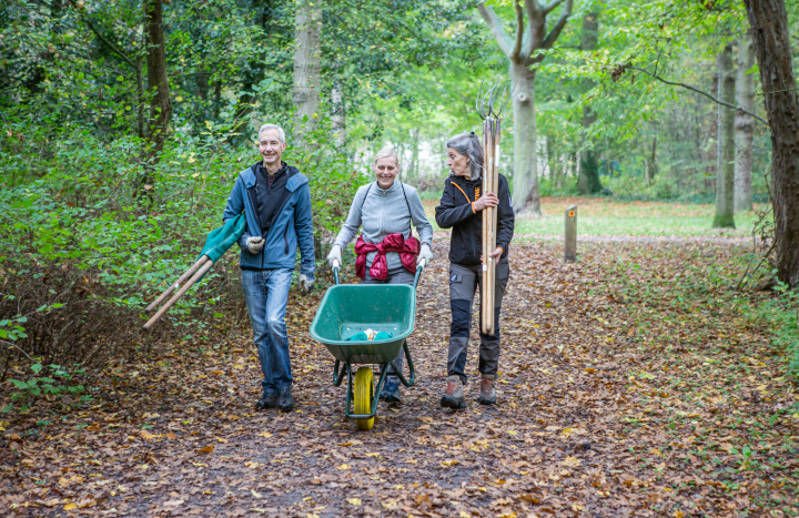 vrijwilligers aan het werk 