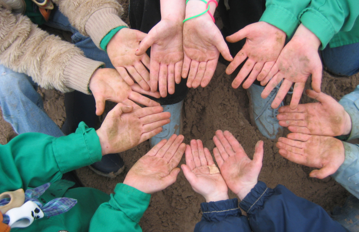 Kinderen werken in de natuur