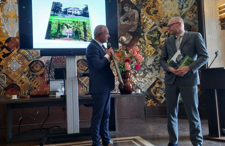 Boekuitreiking, burgemeester Roelof Bleker & Michael Sijbom