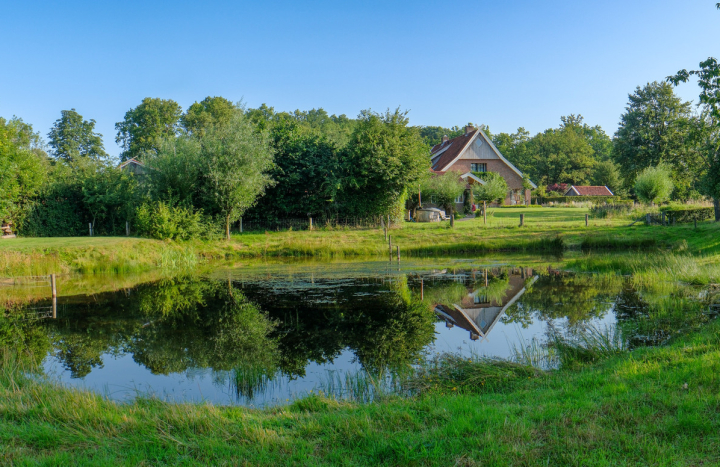 Poel en woonhuis