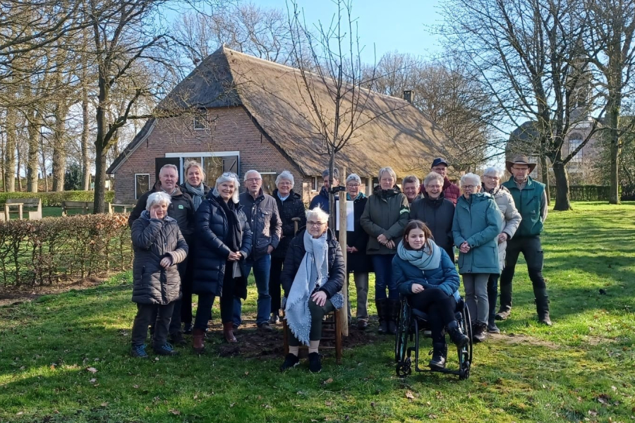 Aanplant appelboom voor Willy Moes-Dijsselhof